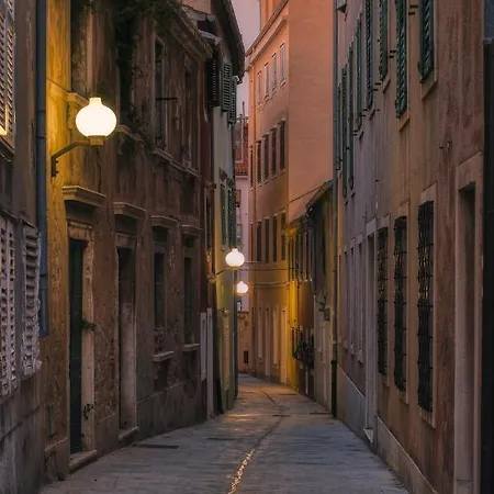 Апартаменти Em Kastelo Задар